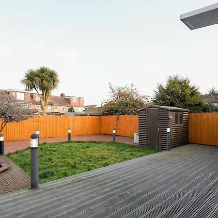 Beautiful 4 Bed Immaculate Condition Refurbished Property Romford Exterior photo