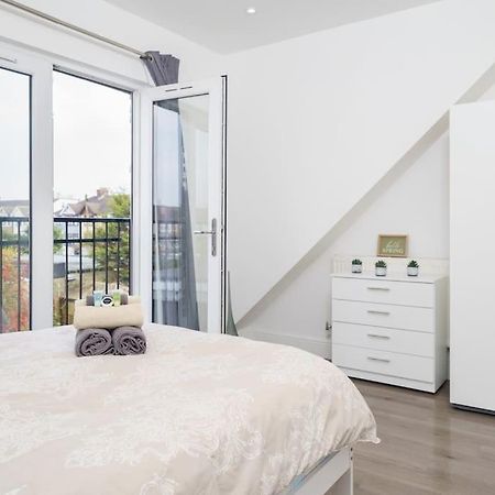 Beautiful 4 Bed Immaculate Condition Refurbished Property Romford Exterior photo
