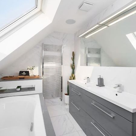 Beautiful 4 Bed Immaculate Condition Refurbished Property Romford Exterior photo