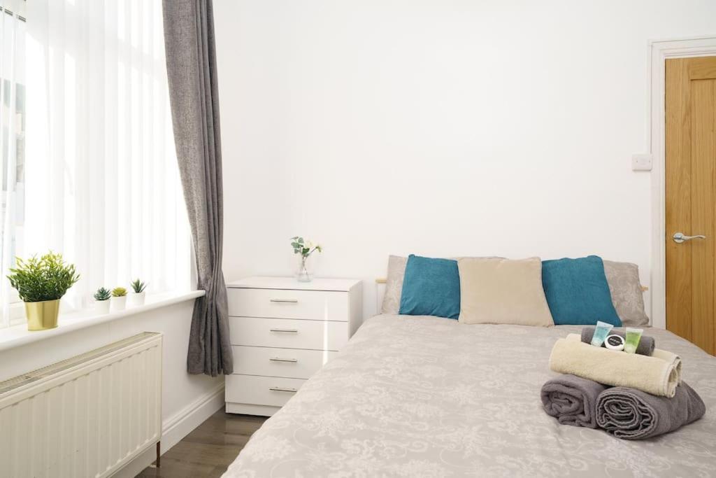 Beautiful 4 Bed Immaculate Condition Refurbished Property Romford Exterior photo