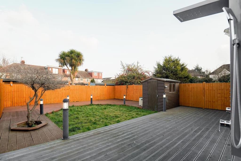 Beautiful 4 Bed Immaculate Condition Refurbished Property Romford Exterior photo