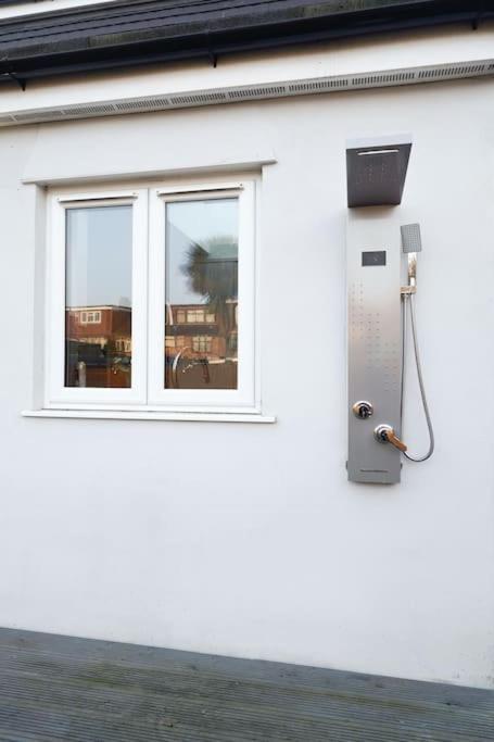 Beautiful 4 Bed Immaculate Condition Refurbished Property Romford Exterior photo