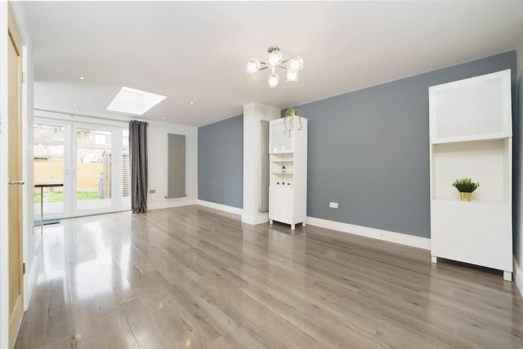 Beautiful 4 Bed Immaculate Condition Refurbished Property Romford Exterior photo