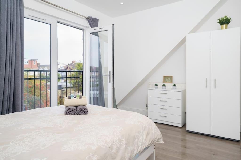 Beautiful 4 Bed Immaculate Condition Refurbished Property Romford Exterior photo