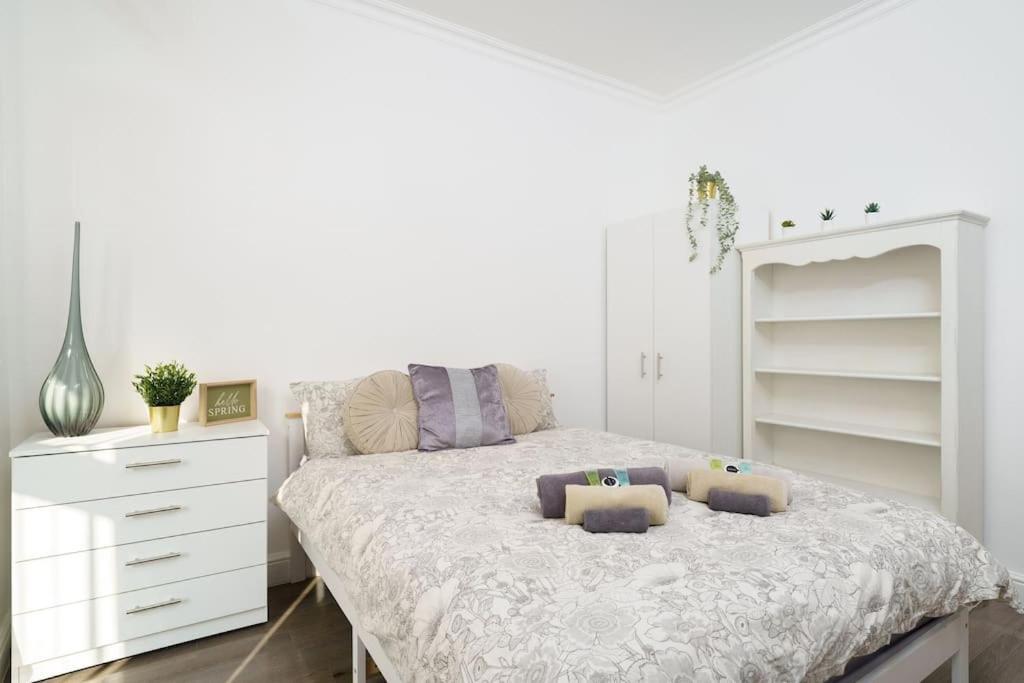Beautiful 4 Bed Immaculate Condition Refurbished Property Romford Exterior photo