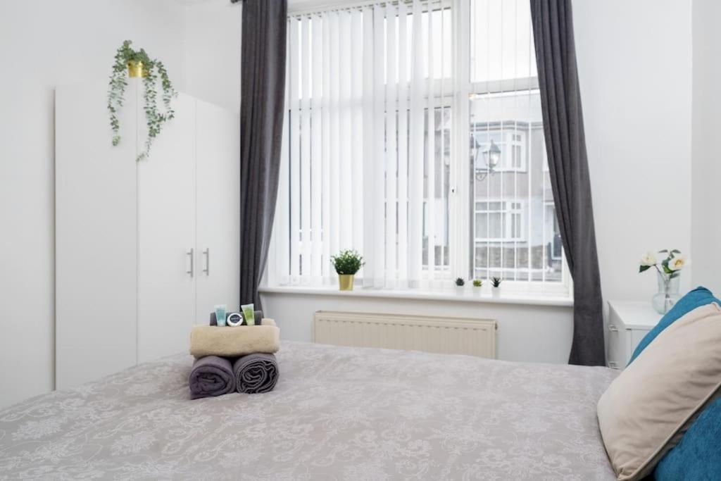 Beautiful 4 Bed Immaculate Condition Refurbished Property Romford Exterior photo