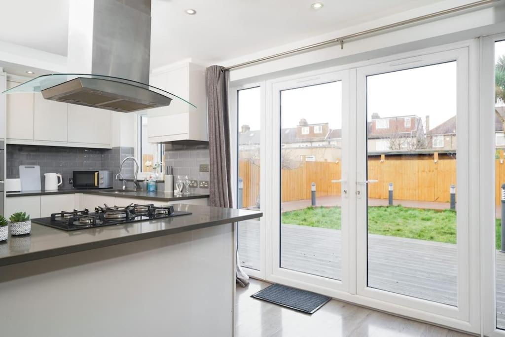 Beautiful 4 Bed Immaculate Condition Refurbished Property Romford Exterior photo