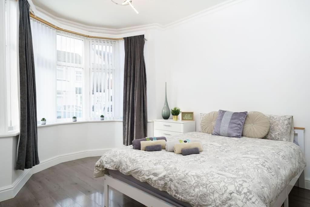 Beautiful 4 Bed Immaculate Condition Refurbished Property Romford Exterior photo