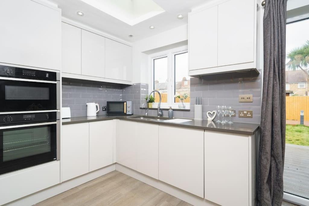 Beautiful 4 Bed Immaculate Condition Refurbished Property Romford Exterior photo