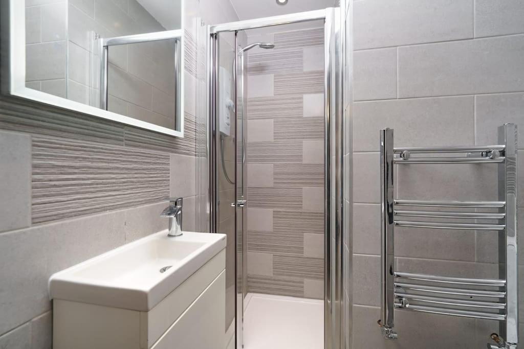 Beautiful 4 Bed Immaculate Condition Refurbished Property Romford Exterior photo