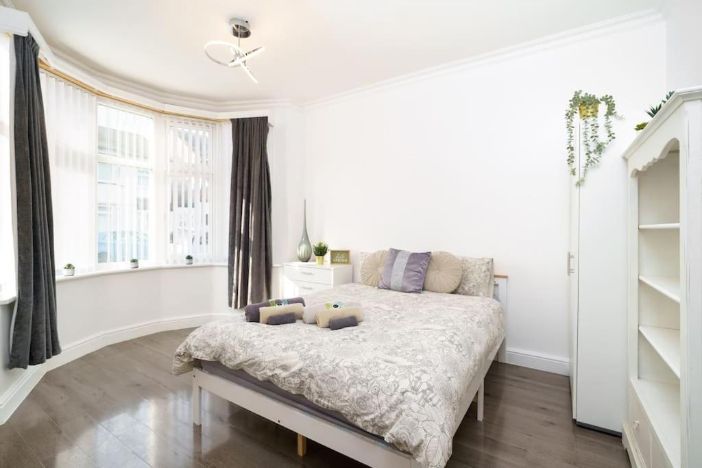 Beautiful 4 Bed Immaculate Condition Refurbished Property Romford Exterior photo