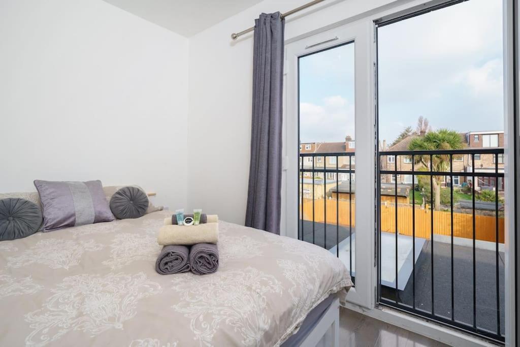 Beautiful 4 Bed Immaculate Condition Refurbished Property Romford Exterior photo