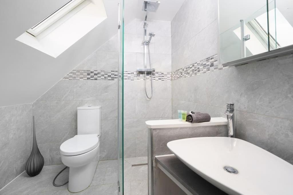 Beautiful 4 Bed Immaculate Condition Refurbished Property Romford Exterior photo