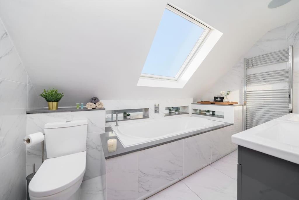 Beautiful 4 Bed Immaculate Condition Refurbished Property Romford Exterior photo