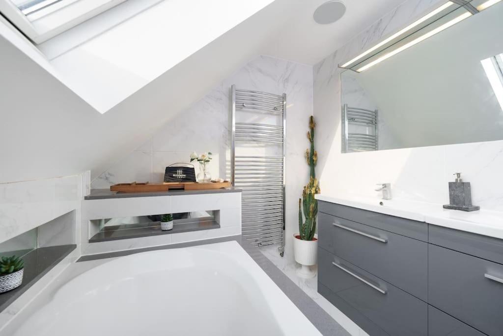 Beautiful 4 Bed Immaculate Condition Refurbished Property Romford Exterior photo