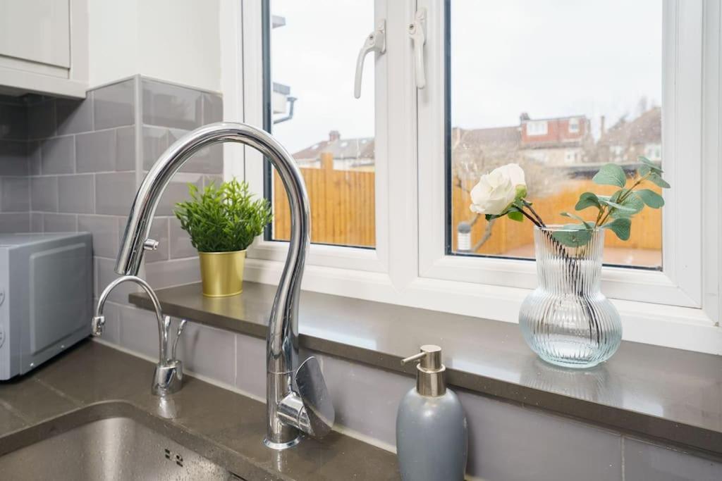 Beautiful 4 Bed Immaculate Condition Refurbished Property Romford Exterior photo