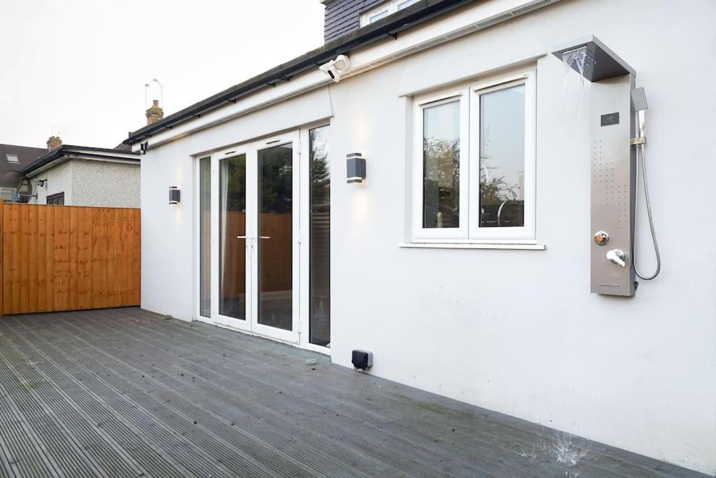 Beautiful 4 Bed Immaculate Condition Refurbished Property Romford Exterior photo