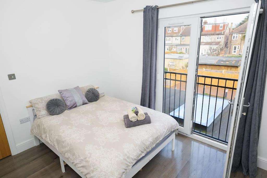 Beautiful 4 Bed Immaculate Condition Refurbished Property Romford Exterior photo