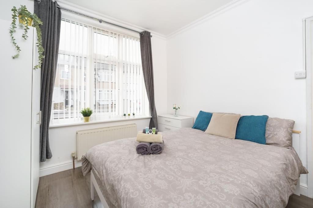 Beautiful 4 Bed Immaculate Condition Refurbished Property Romford Exterior photo